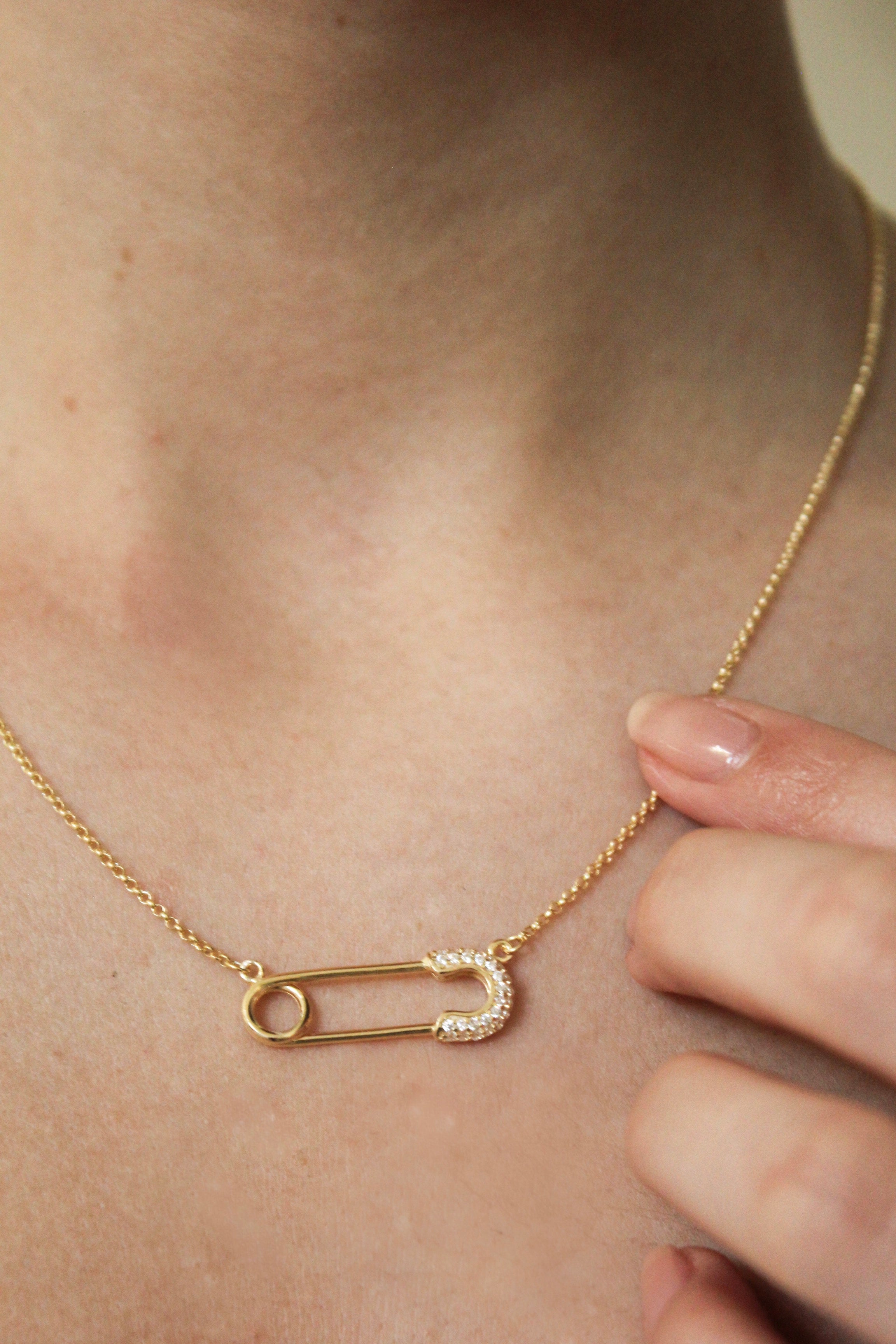 Lilou Sicherheitsnadel Halskette